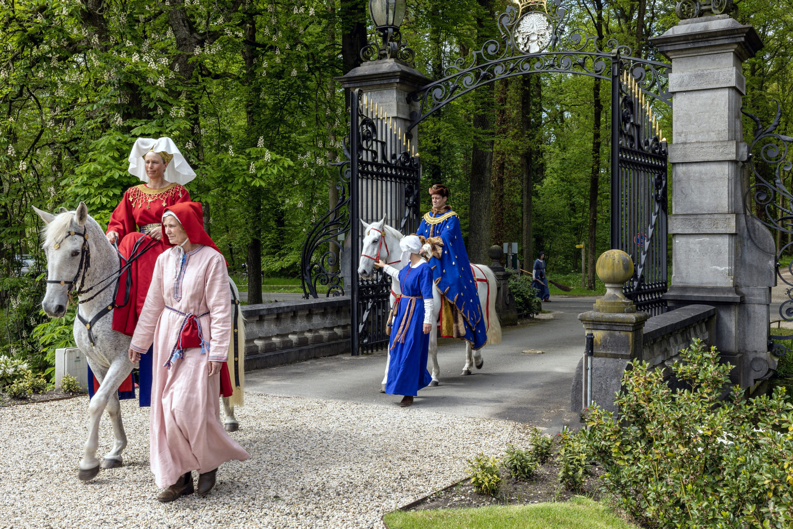 De hertog en hertogin van Gelre arriveren bij kasteel Staverden.